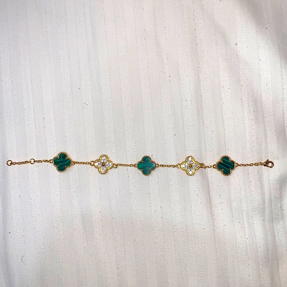 Stunning clover bracelet
